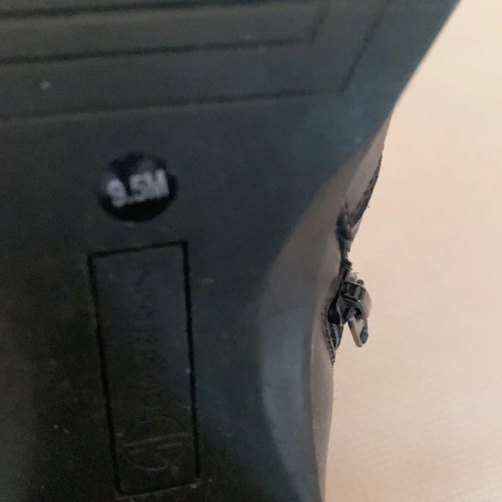 GIANI BERNINI Black Stacked Heel Zipper Ankle Boots - Picture 6 of 9